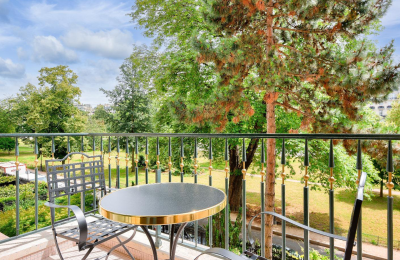 Exceptional Apartment with a Stunning Eiffel Tower View – Top Floor, Paris 8th – Place François 1er