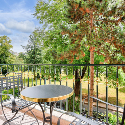 Exceptional Apartment with a Stunning Eiffel Tower View – Top Floor, Paris 8th – Place François 1er