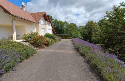 Elegant Detached Villa with Breathtaking Alpine Views – Crozet, France